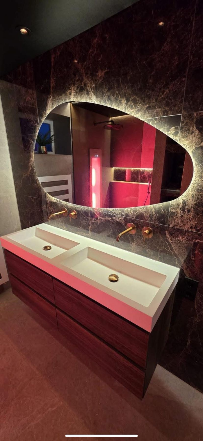 Donkere badkamer met verlichte spiegel