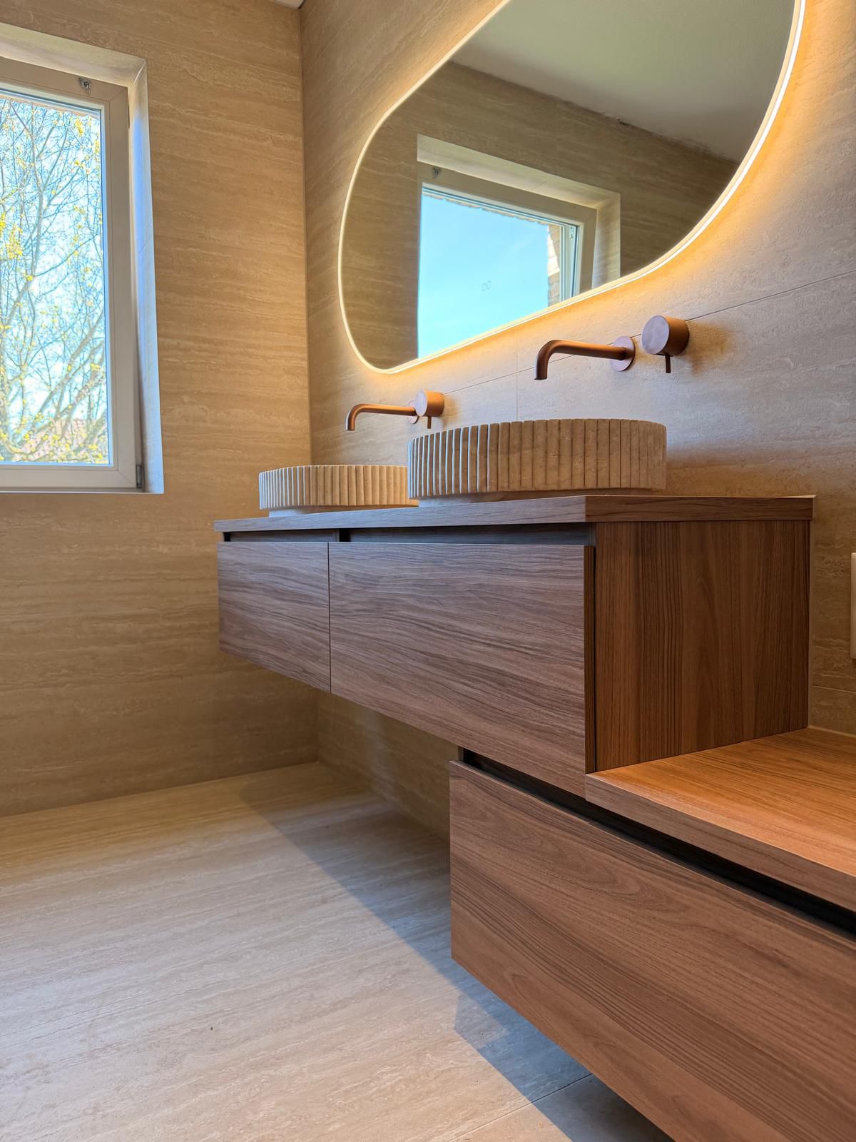 Badkamer met houtlook meubel